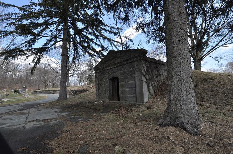 File:SwampscottMA CemeteryReceivingTomb.jpg