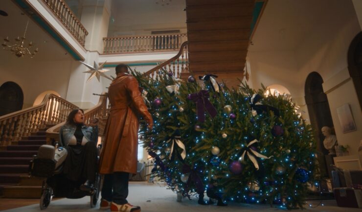 Doctor Who Xmas Special 2023, The Church on Ruby Road, the Doctor aving Davina McCall from a Christmas tree